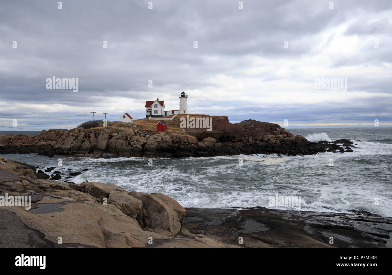 Cape Neddick faro sorge su Nubble isola con le onde che si infrangono sulla spiaggia rocciosa Foto Stock