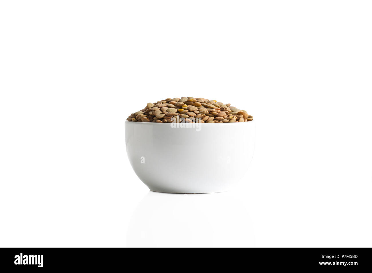 Materie lenticchie in una tazza isolata su sfondo bianco. Foto Stock