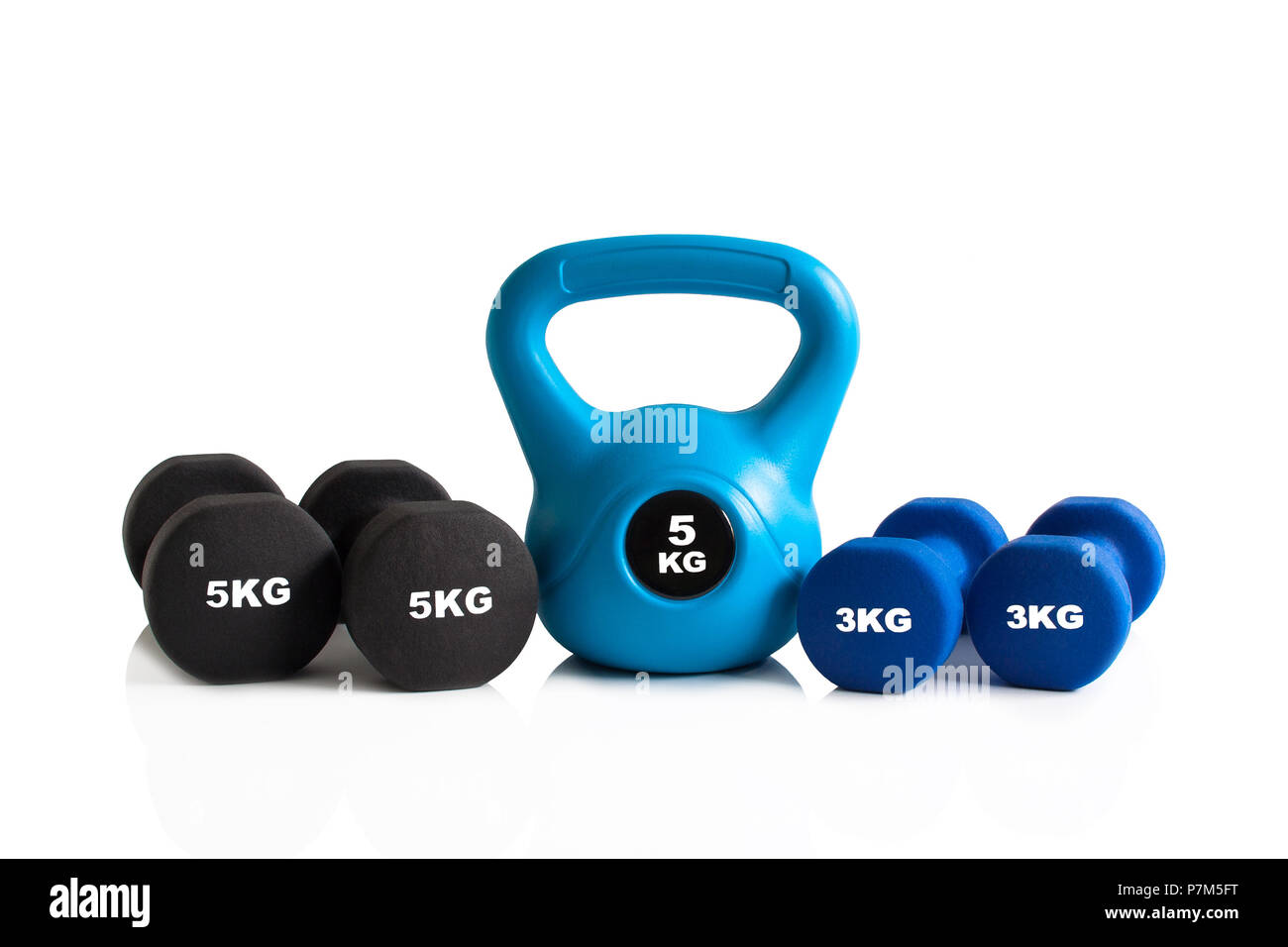 Kettlebell e manubri per il training di forza isolato su uno sfondo bianco. Foto Stock