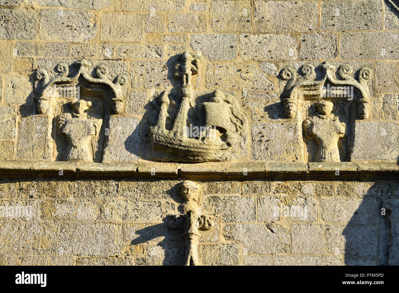 Francia, Finisterre, Roscoff, caravel sulla parete di Notre Dame de Batz Croas chiesa Foto Stock