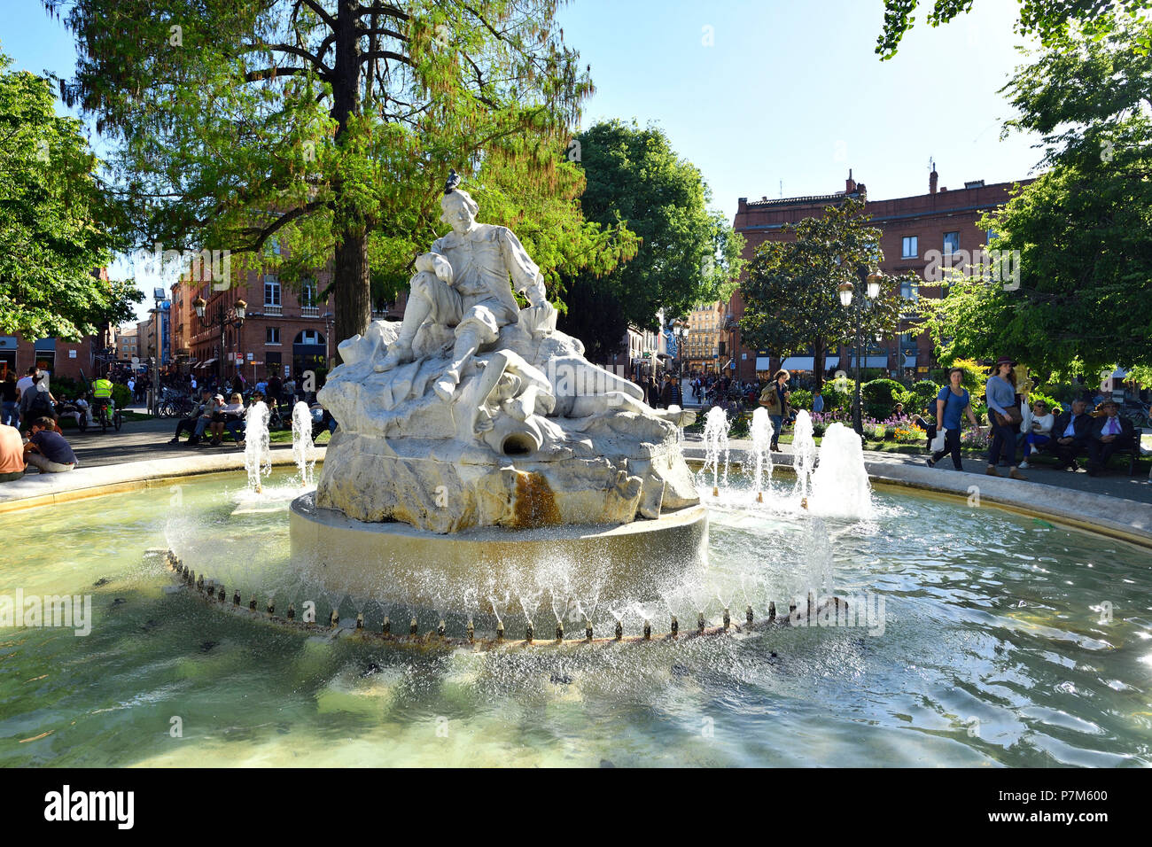 Francia, Haute Garonne, Toulouse Wilson Square, la fontana e la statua del poeta Goudouli Foto Stock