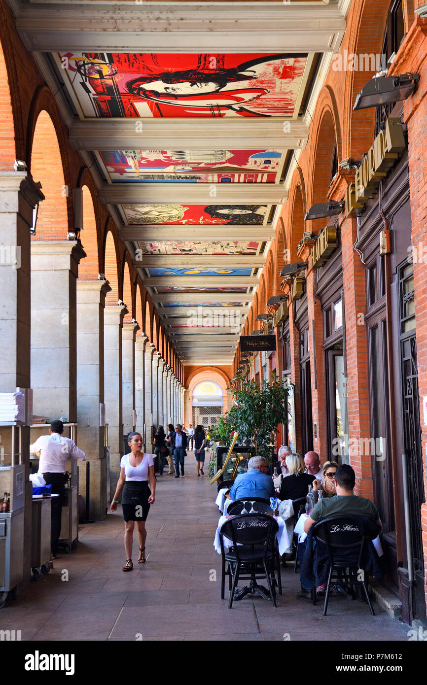 Francia, Haute Garonne, Toulouse, piazza Capitole, caffè sotto i portici Foto Stock