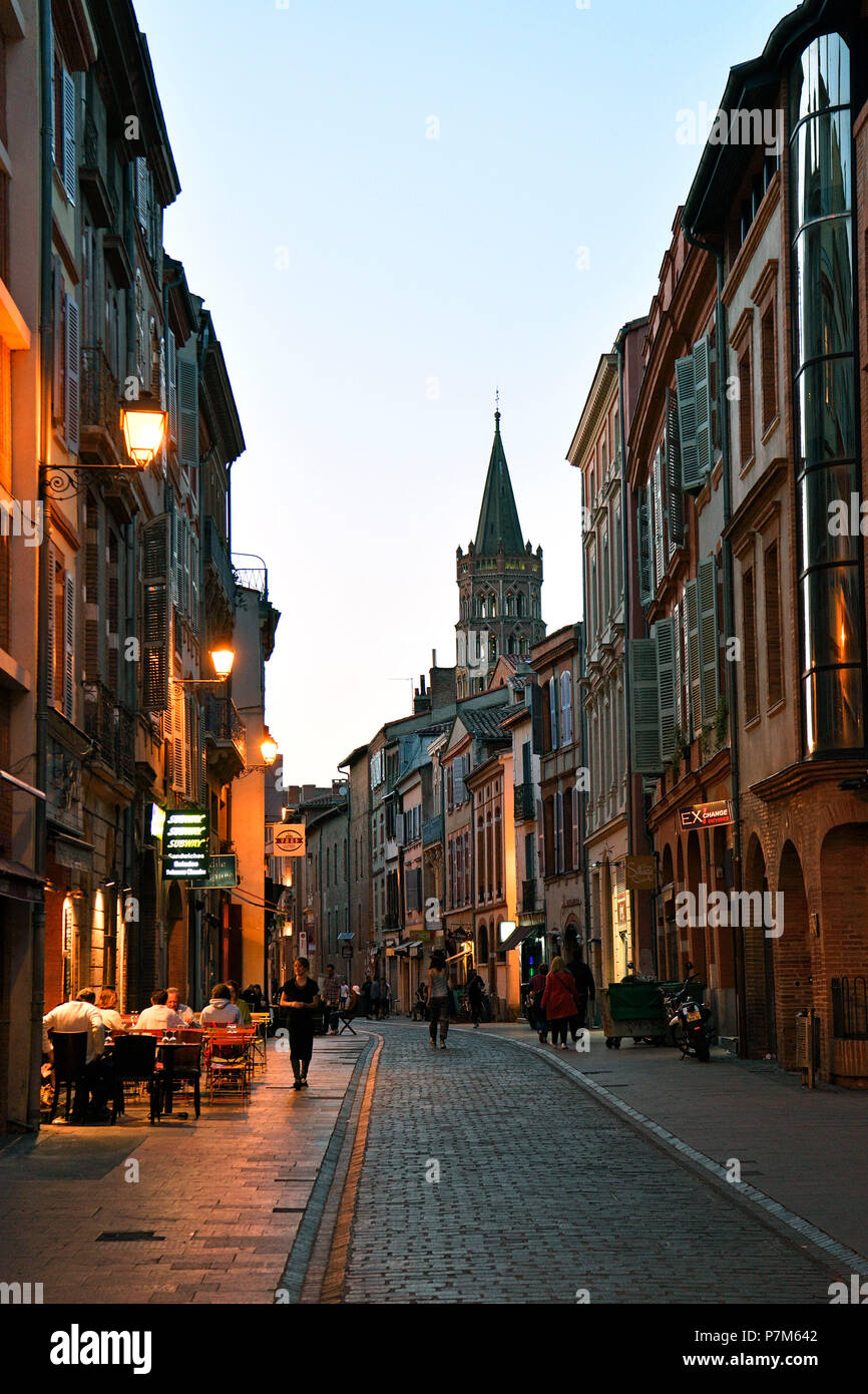 Francia, Haute Garonne, Toulouse, rue du Taur Taur (street) e Saint Sernin basilica Foto Stock