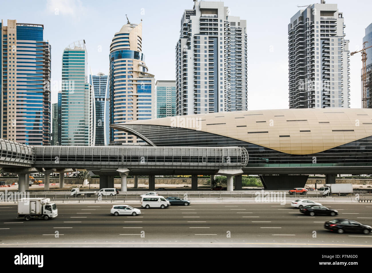 Edificio futuristico di Dubai la stazione della metropolitana e l'autostrada a Dubai, Emirati Arabi Uniti Foto Stock