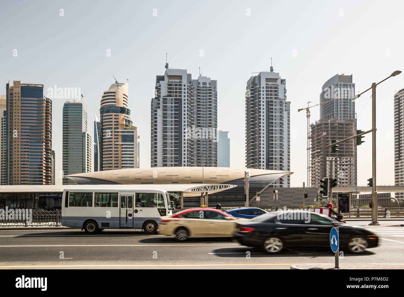 Auto sulla strada di fronte all edificio futuristico di Dubai la stazione della metropolitana e i moderni grattacieli in Dubai Emirati Arabi Uniti Foto Stock