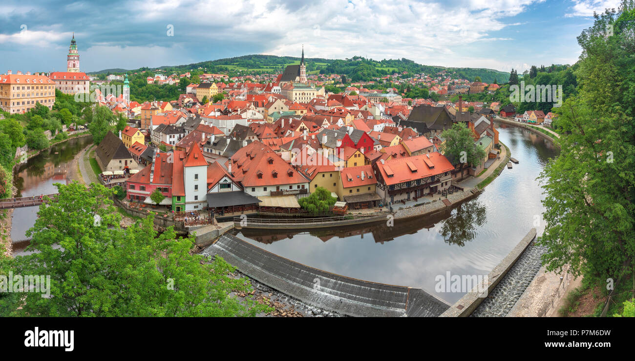 Vista panoramica di Cesky Krumlov attraversata dal fiume Vltava, Boemia del Sud, Repubblica Ceca, Europa Foto Stock