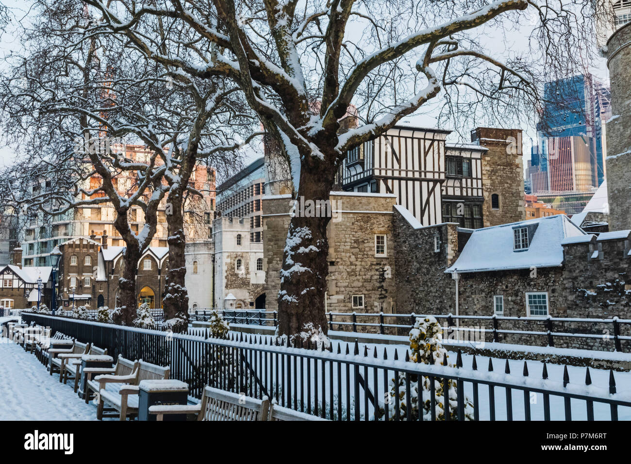 Inghilterra, Londra, Torre di Londra e uffici moderni nella neve Foto Stock