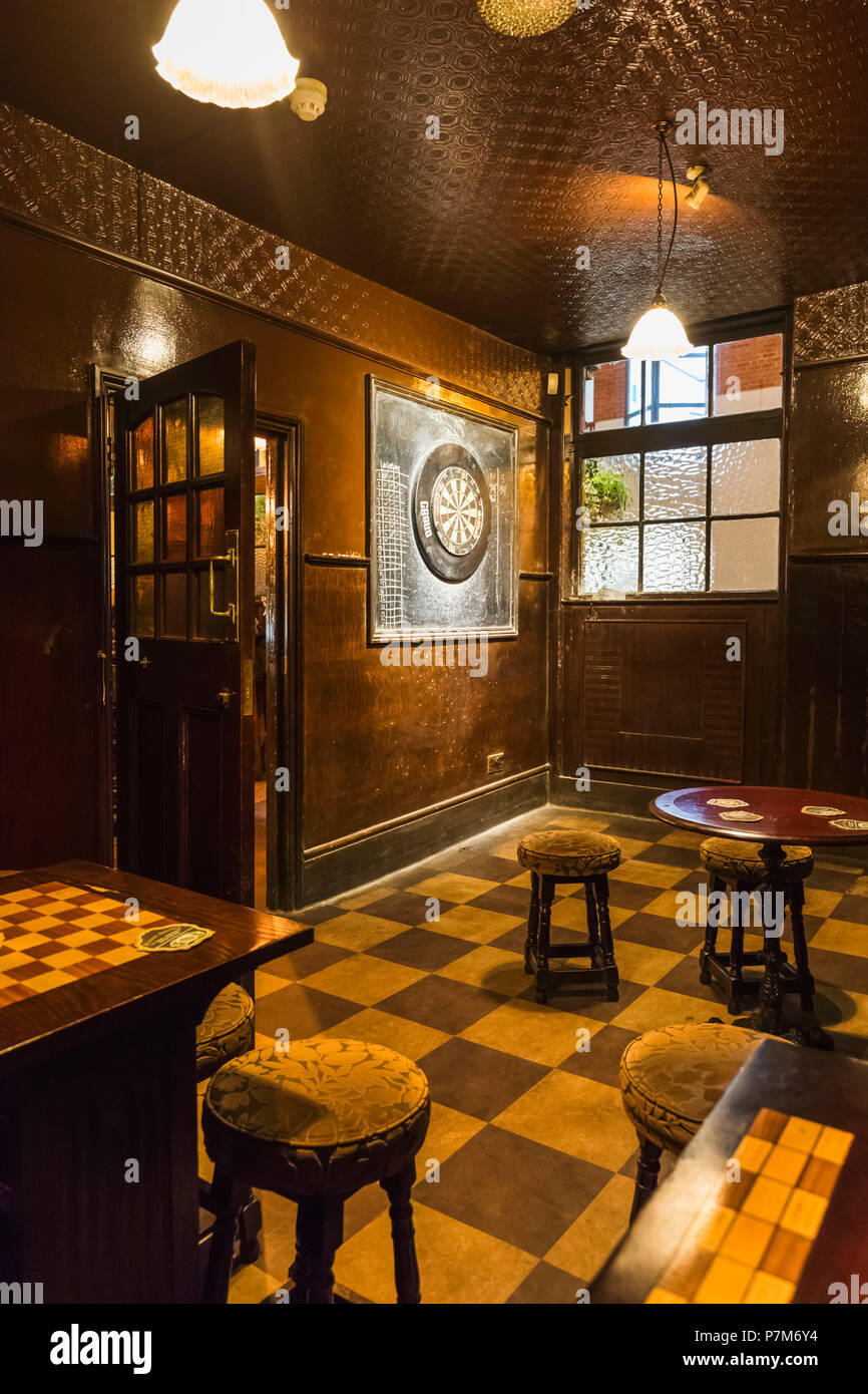 Inghilterra, Londra, Southwark, ancoraggio tocca Pub, Vuoto Sala Giochi con  freccette Foto stock - Alamy