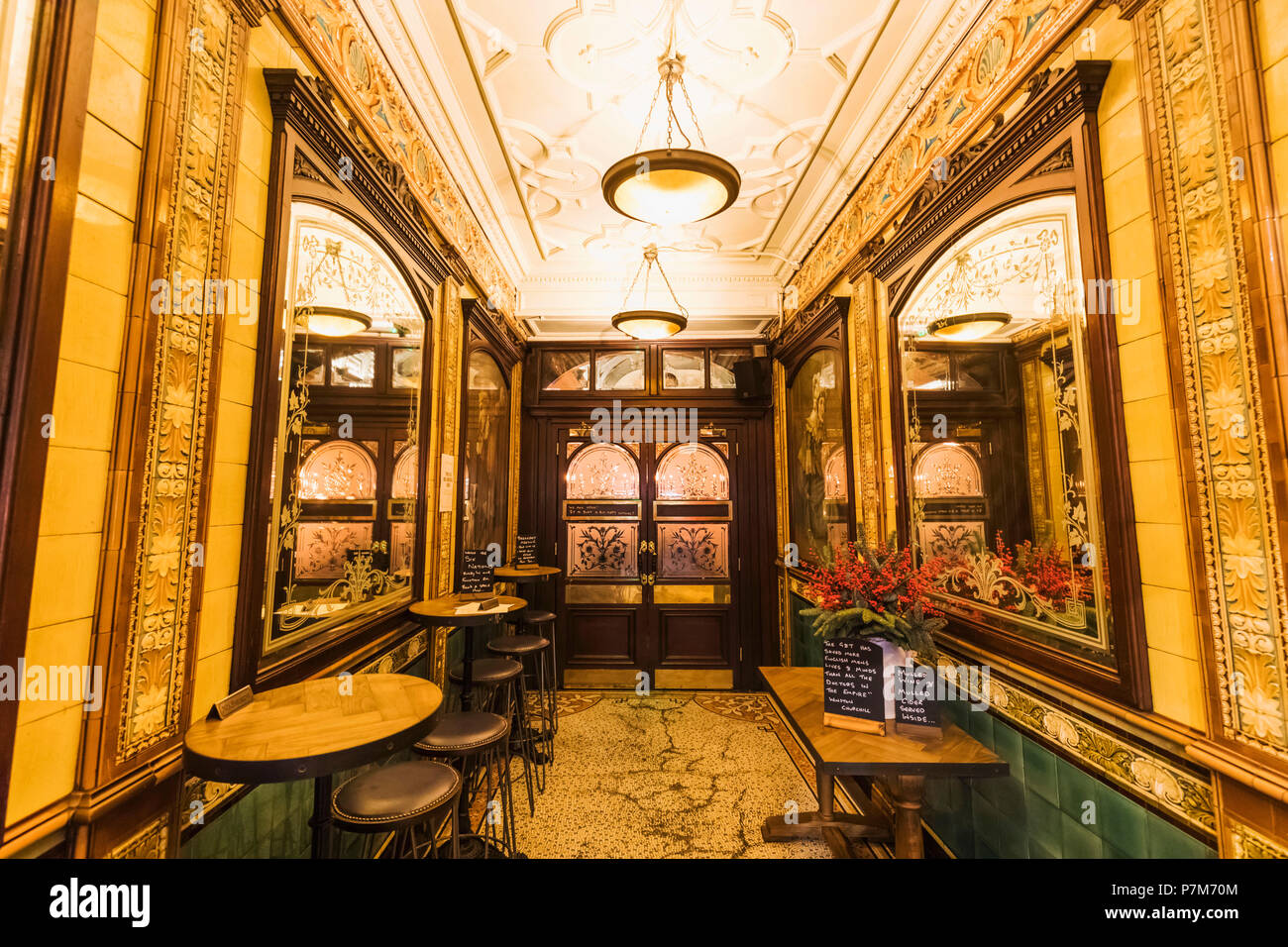 Inghilterra, Londra, la città di Londra, il punzone Tavern Pub Foto Stock