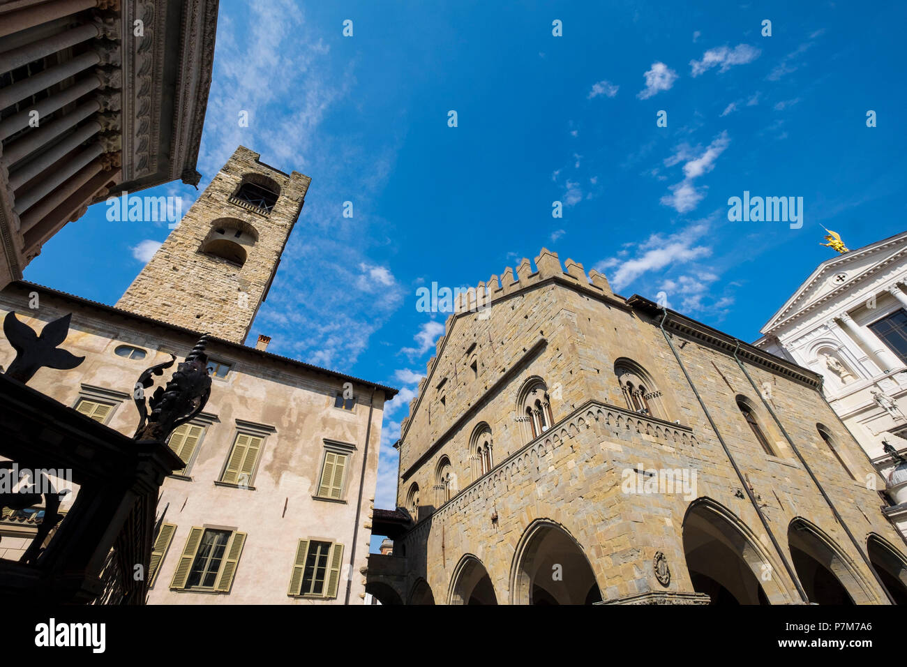 Basso angolo di vista secolare e cuore spirituale della città vecchia. Da sinistra a destra: campanile, chiamato 'Il Campanone", xii secolo palazzo comunale "Palazzo della Ragione" e neoclassico in marmo bianco la facciata della Cattedrale dedicata al santo patrono della città di Sant'Alessandro. Foto Stock