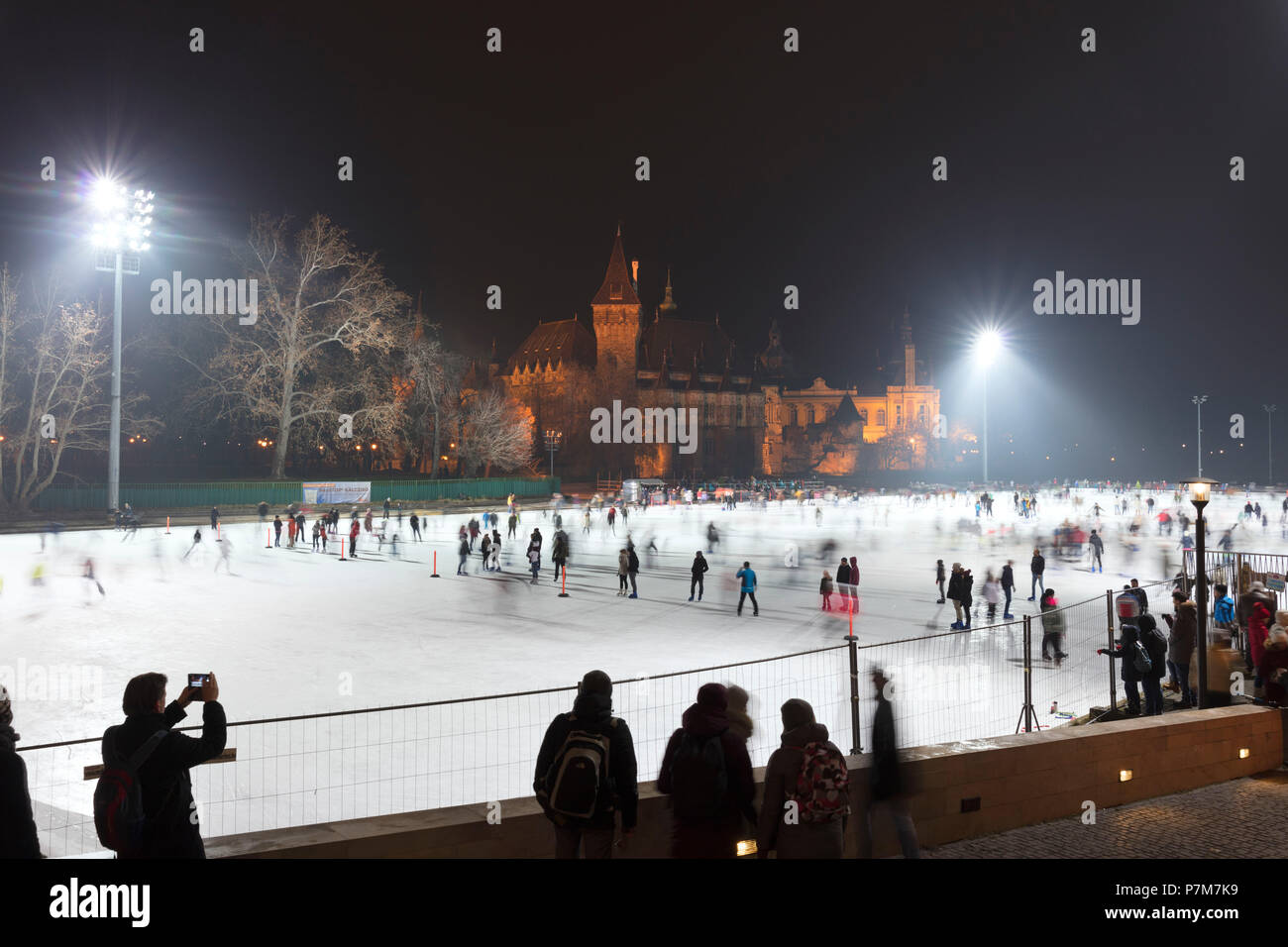 Pattinaggio sul ghiaccio, Heldenplatz, Budapest, Ungheria Foto Stock