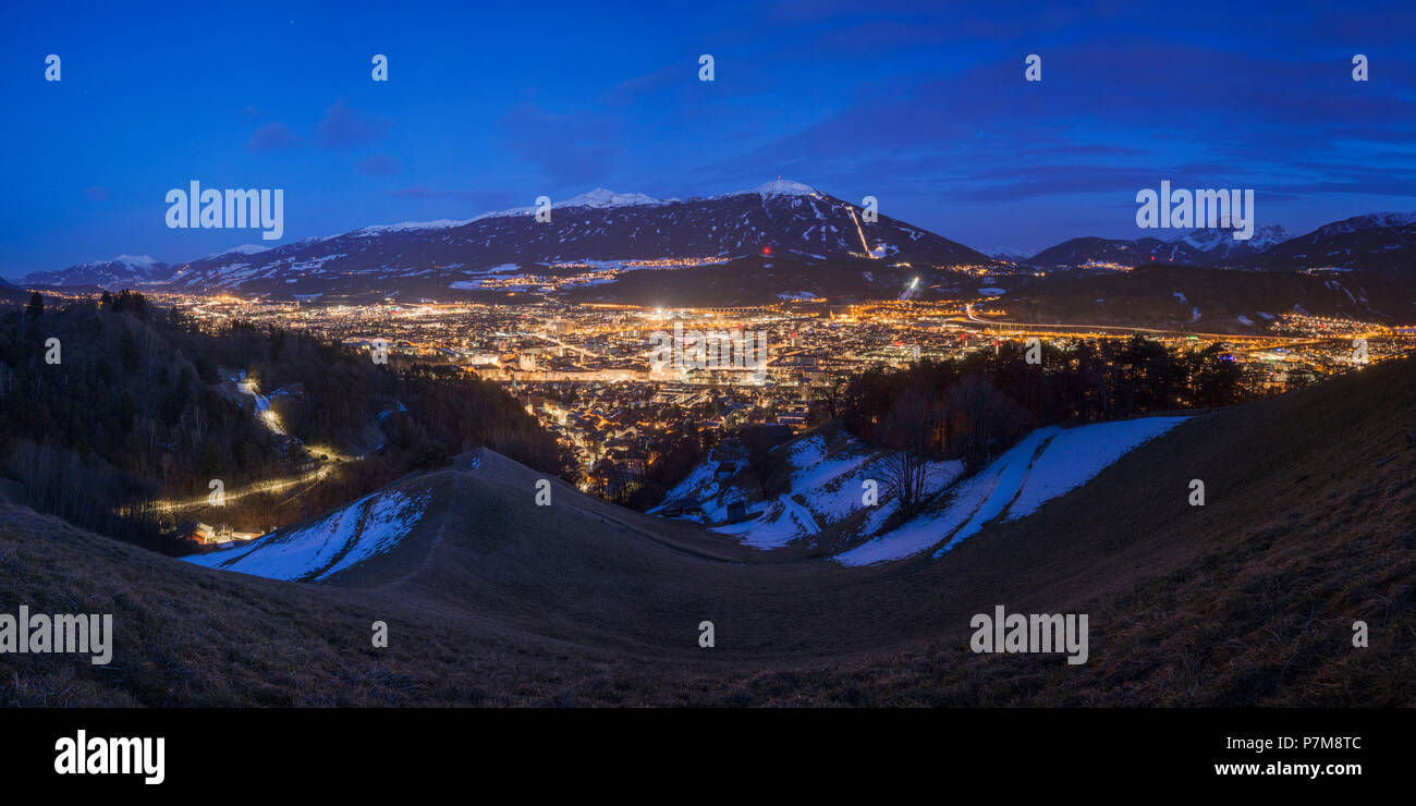 Innsbruck alla sera da Planoetzenhof, Innsbruck, in Tirolo, Austria, Europa Foto Stock