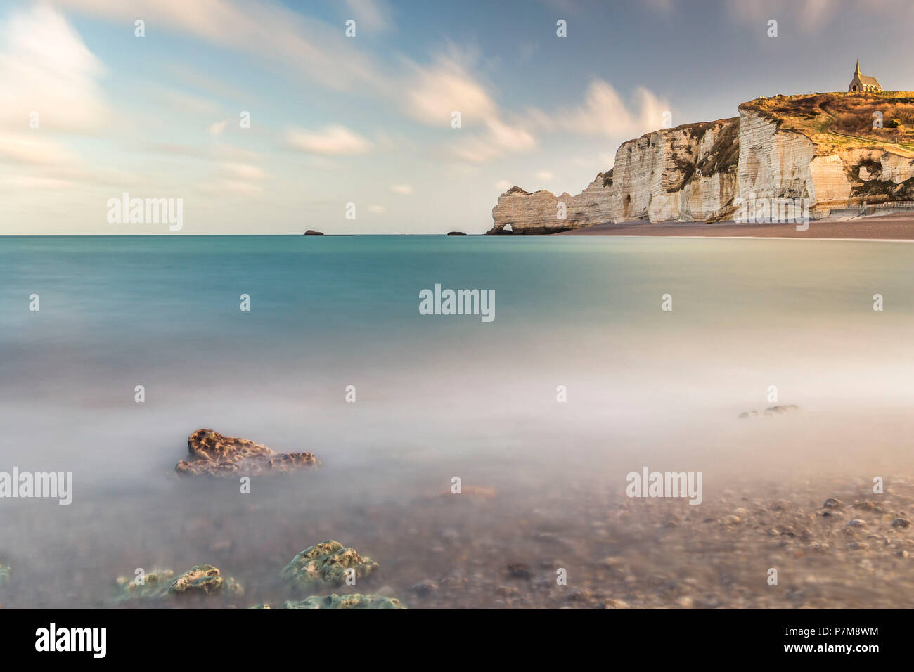 La spiaggia e la roccia naturale arch porte d'Amont a Etretat, Normandia, Francia Foto Stock