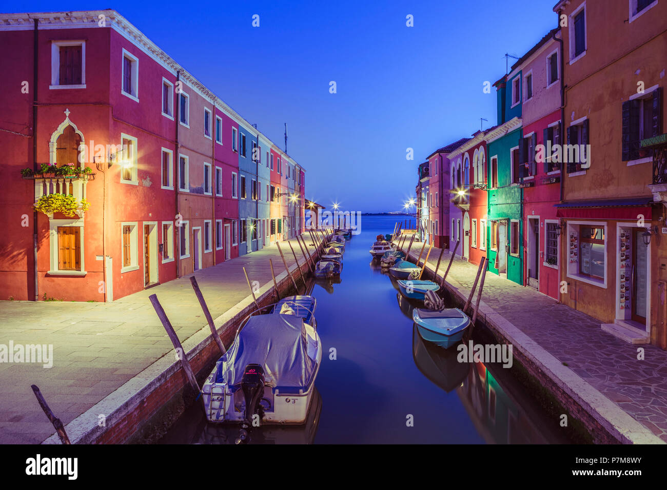 Canal e case colorate in serata sull isola di Burano Venezia Italia Foto Stock
