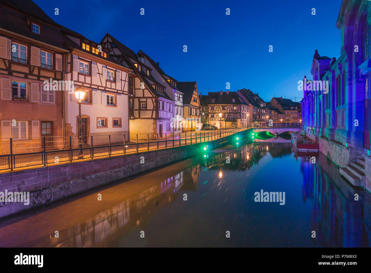 Canal waterfront vista delle case cittadine tradizionale al tramonto, Colmar, Grand Est, Francia Foto Stock