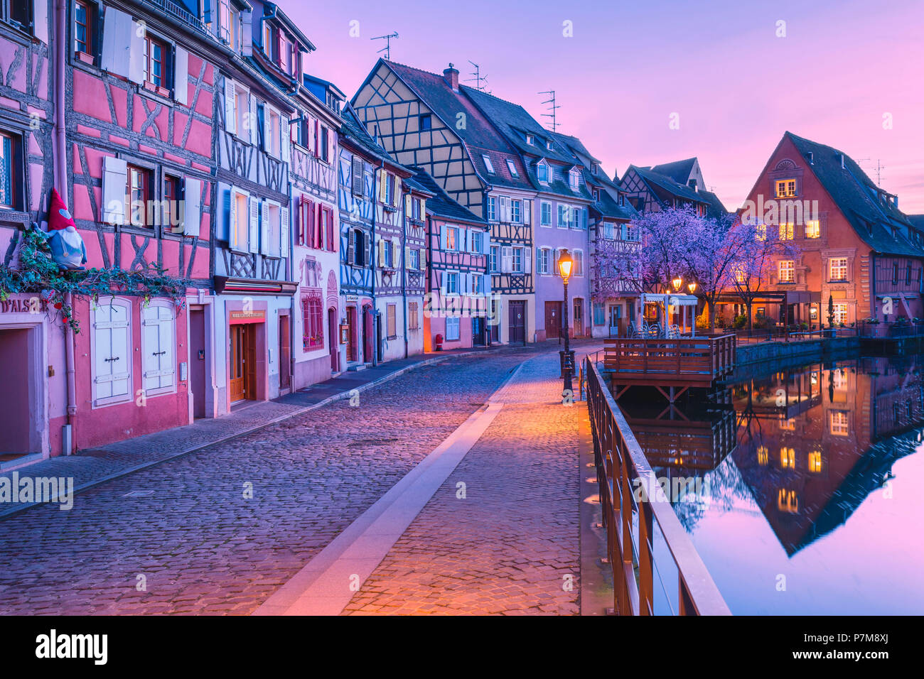 Canal waterfront vista delle case cittadine tradizionale al tramonto, Colmar, Grand Est, Francia Foto Stock