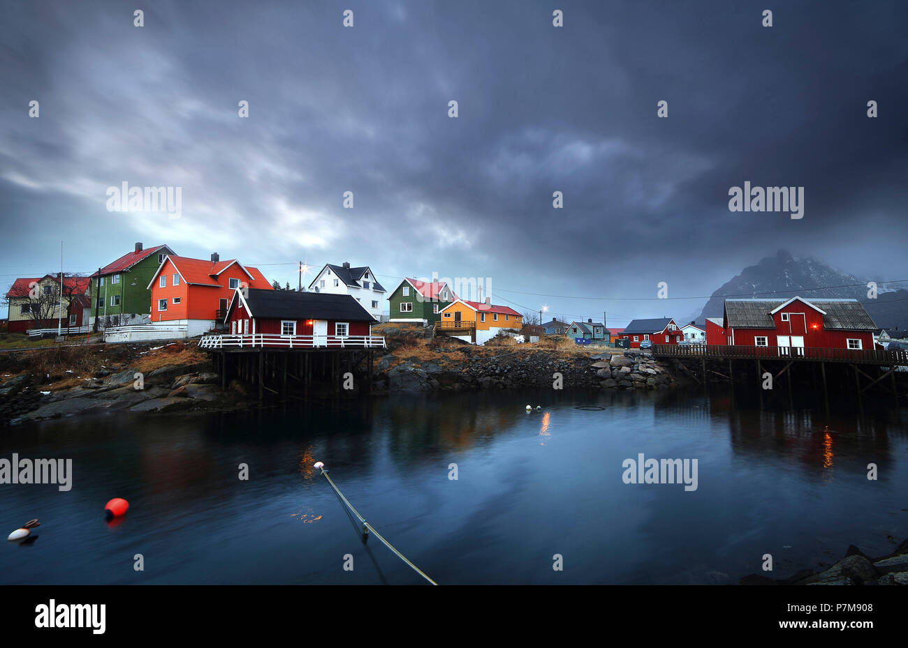 Il bellissimo villaggio di pescatori di Henningsvaer, con la Robur case, Isole Lofoten in Norvegia, Foto Stock