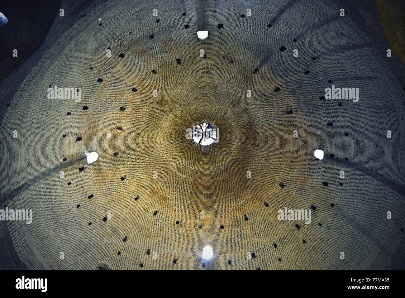 Misterioso archivio circolare sotto la cupola in mattoni della vecchia strada di seta acqua deposito a Qazvin, Iran Foto Stock