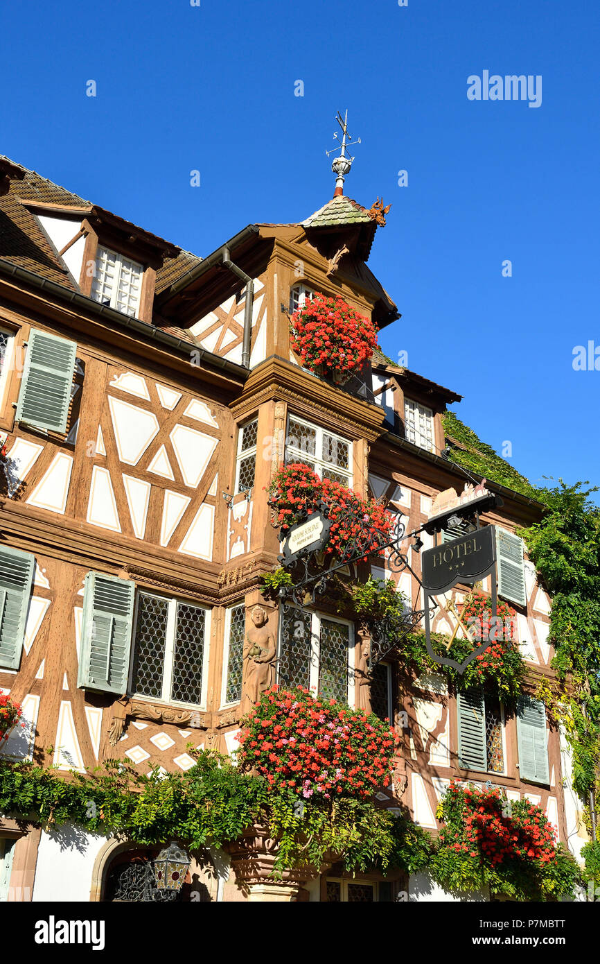 Francia, Haut Rhin, Alsazia strada del vino, Turkheim, Deux Clefs hotel facciata Foto Stock