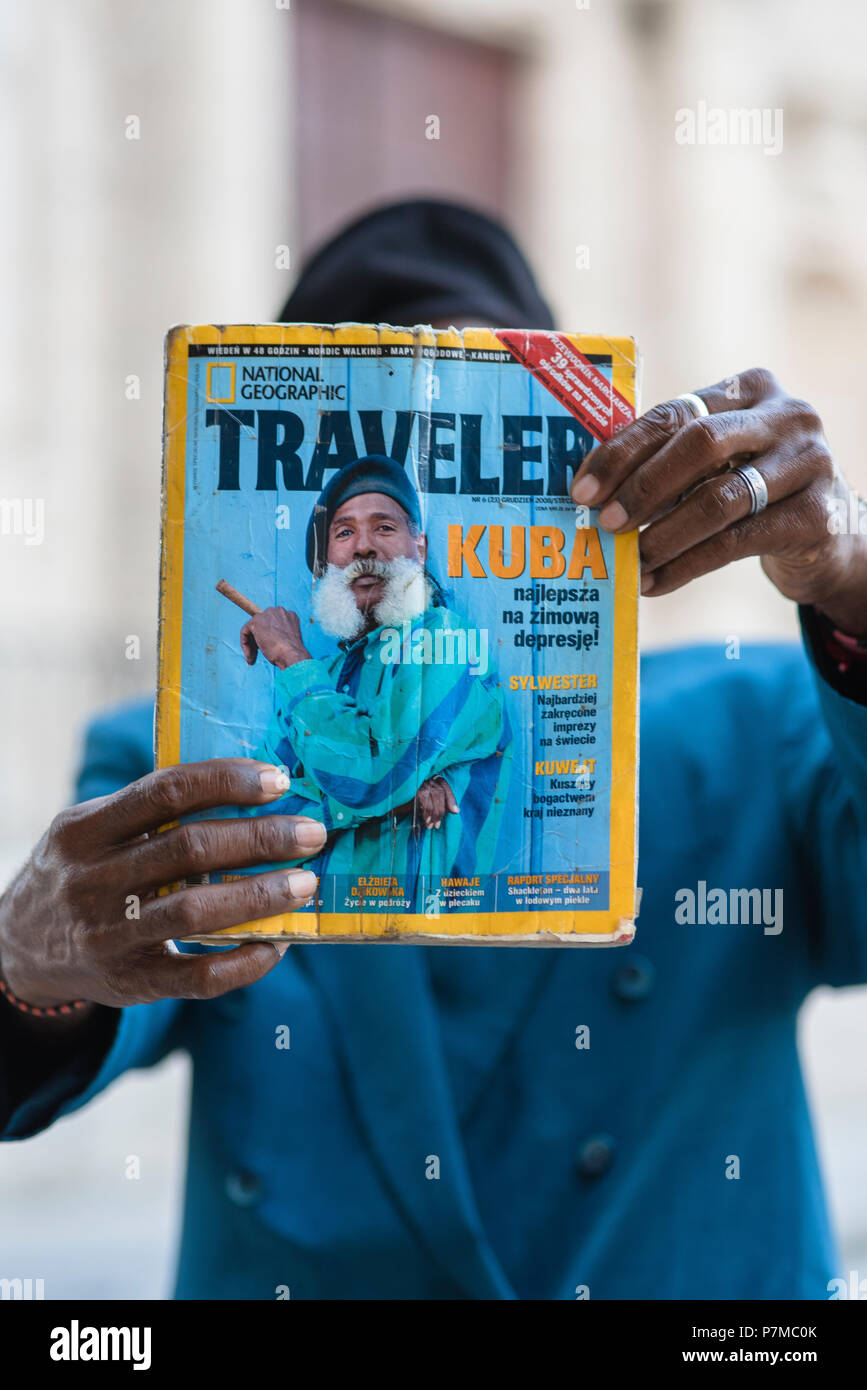 Un impeccabilmente vestito che fumare un sigaro gigante nelle strade di l'Avana, Cuba. Egli è stato presentato nel National Geographic Traveler anni fa. Foto Stock