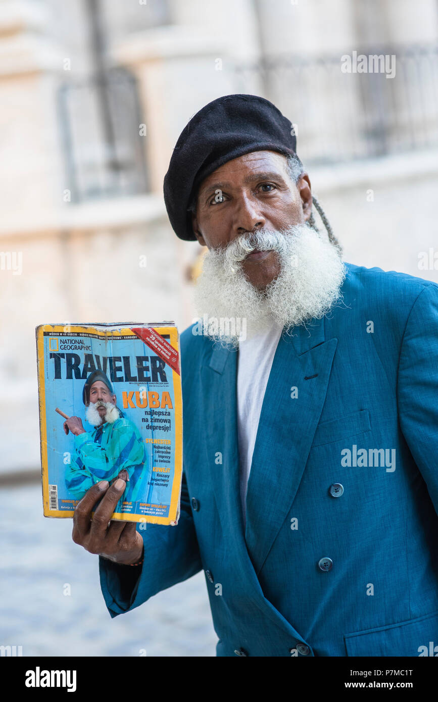 Un impeccabilmente vestito che fumare un sigaro gigante nelle strade di l'Avana, Cuba. Egli è stato presentato nel National Geographic Traveler anni fa. Foto Stock