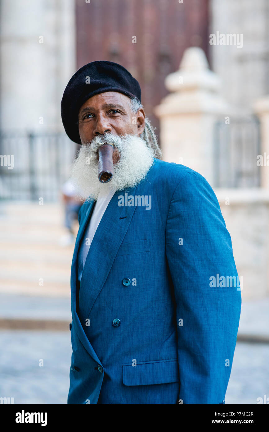 Un impeccabilmente vestito che fumare un sigaro gigante nelle strade di l'Avana, Cuba. Egli è stato presentato nel National Geographic Traveler anni fa. Foto Stock