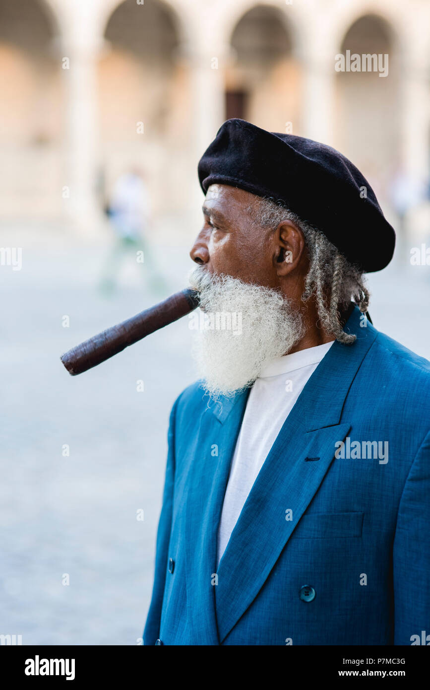 Un impeccabilmente vestito che fumare un sigaro gigante nelle strade di l'Avana, Cuba. Egli è stato presentato nel National Geographic Traveler anni fa. Foto Stock