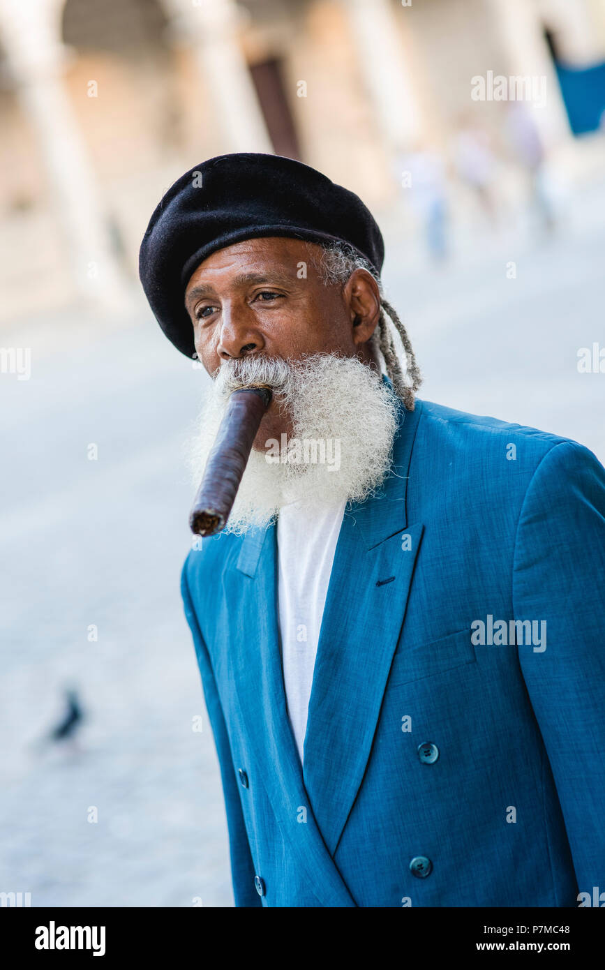 Un impeccabilmente vestito che fumare un sigaro gigante nelle strade di l'Avana, Cuba. Egli è stato presentato nel National Geographic Traveler anni fa. Foto Stock