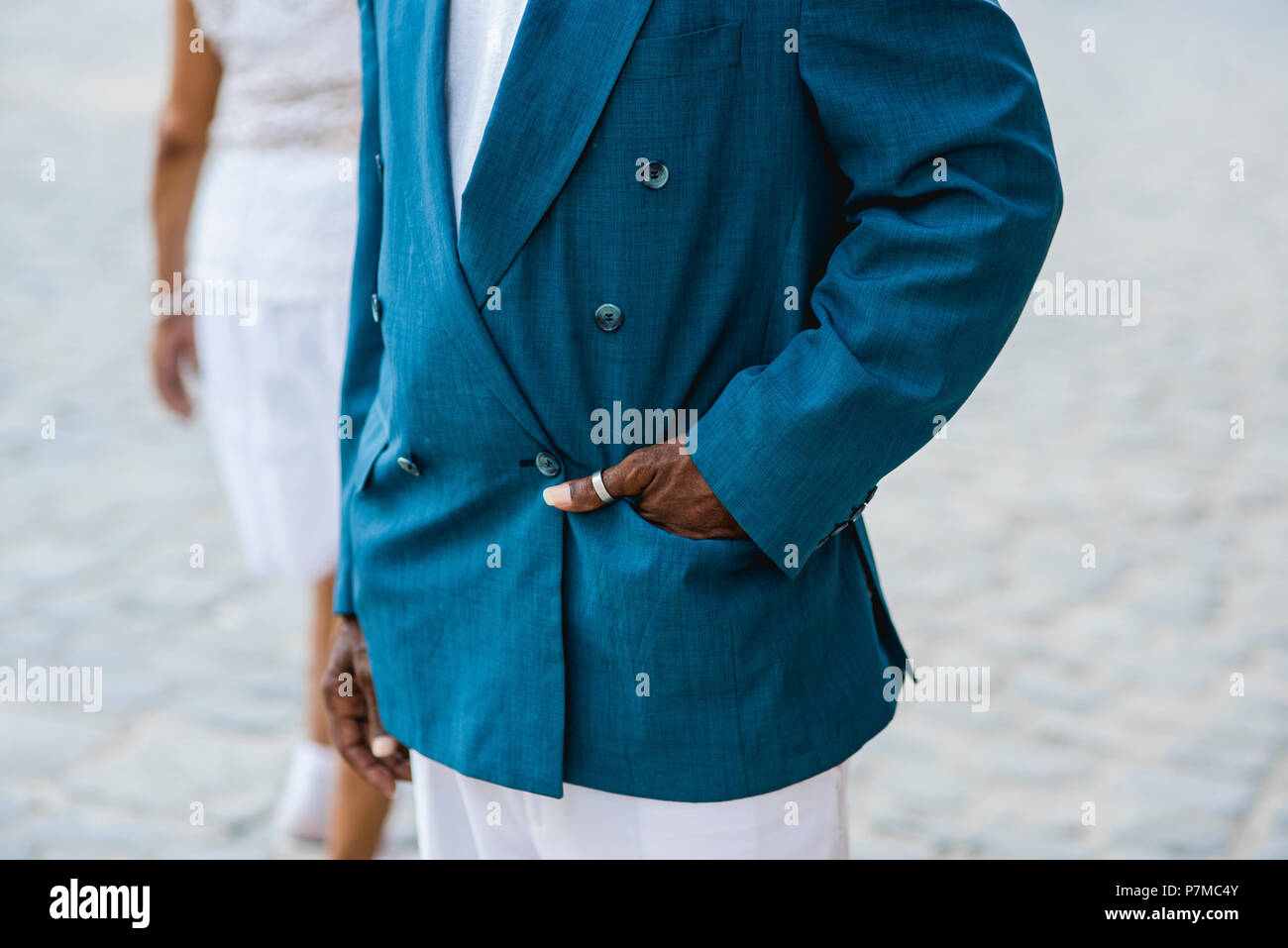 Un impeccabilmente vestito che fumare un sigaro gigante nelle strade di l'Avana, Cuba. Egli è stato presentato nel National Geographic Traveler anni fa. Foto Stock