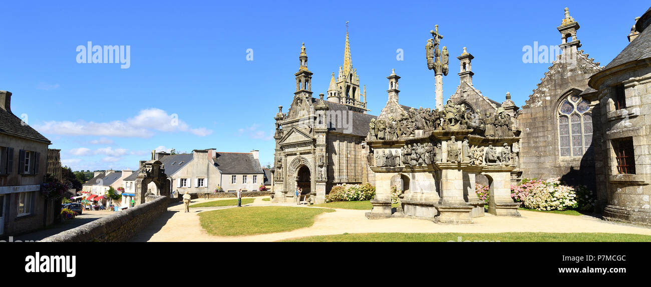 Francia, Finisterre, Guimiliau, parrocchia enclosure, il Calvario e la chiesa Foto Stock