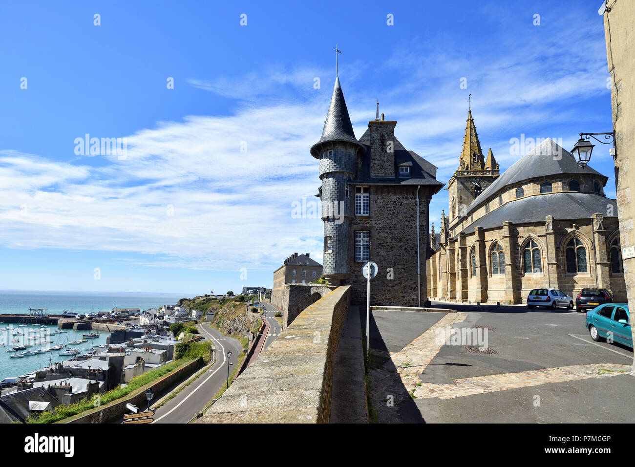 Francia, Manche, Cotentin, Granville, la città alta costruito su di un promontorio roccioso all'estrema punta orientale della baia di Mont Saint Michel Foto Stock