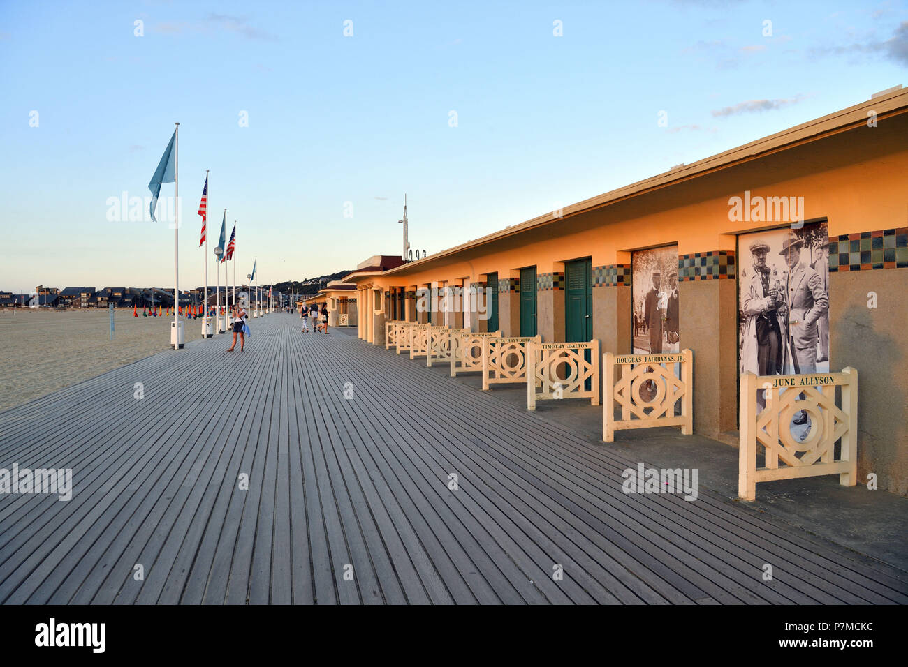 Francia, Calvados, Pays d'Auge, Deauville, spiaggia, Promenade des Planches (stadio a piedi), rivestita con cabine da spiaggia con il nome di una celebrità che hanno partecipato al Festival di Deauville del cinema americano Foto Stock