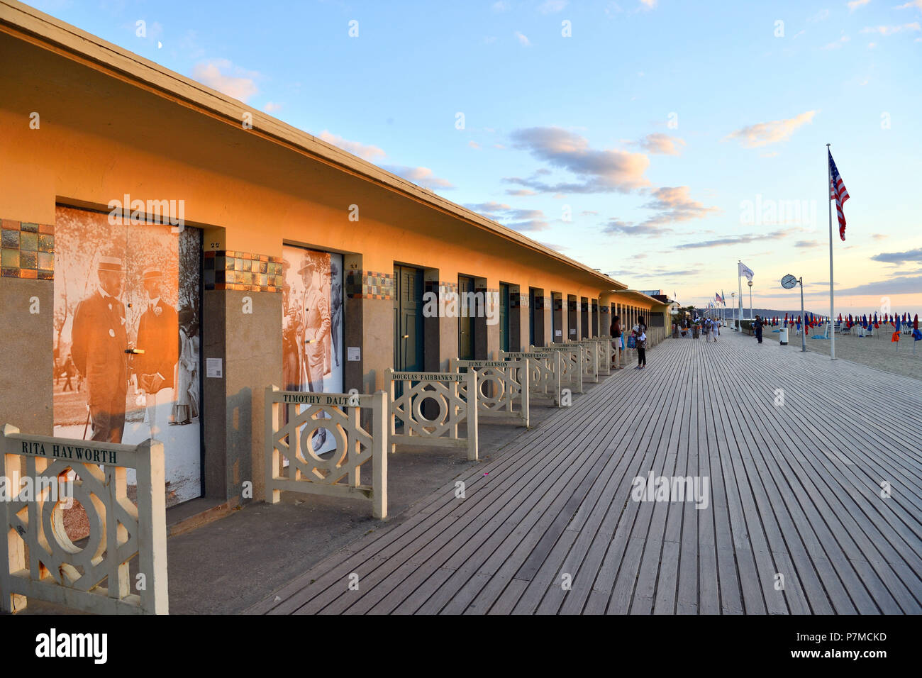 Francia, Calvados, Pays d'Auge, Deauville, spiaggia, Promenade des Planches (stadio a piedi), rivestita con cabine da spiaggia con il nome di una celebrità che hanno partecipato al Festival di Deauville del cinema americano Foto Stock