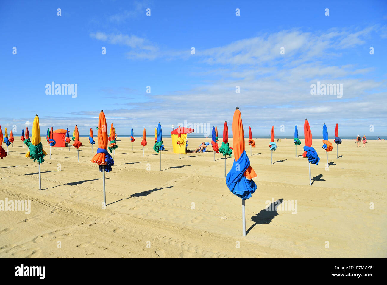 Francia, Calvados, Pays d' Auge, Deauville, la spiaggia e la sua spiaggia unmbrellas Foto Stock