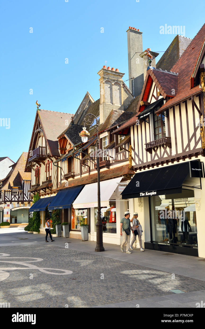 Francia, Calvados, Pays d'Auge, Deauville, negozi di lusso della Rue du Casino Foto Stock