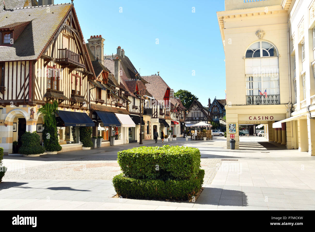 Francia, Calvados, Pays d'Auge, Deauville, negozi di lusso della Rue du Casino Foto Stock