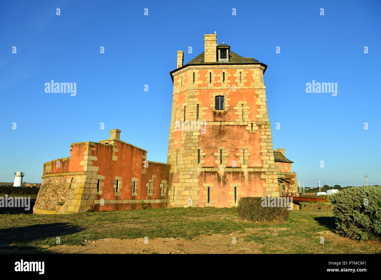 Francia, Finisterre, Iroise Mare, Parc Naturel Regional d'Armorique Armorica (Parco naturale regionale), Presqu'ile de Crozon, Camaret sur Mer, il porto, la torre di Vauban sono classificati come patrimonio mondiale dall' UNESCO, torre poligonale costruita su un piano Vauban nel XVII secolo Foto Stock