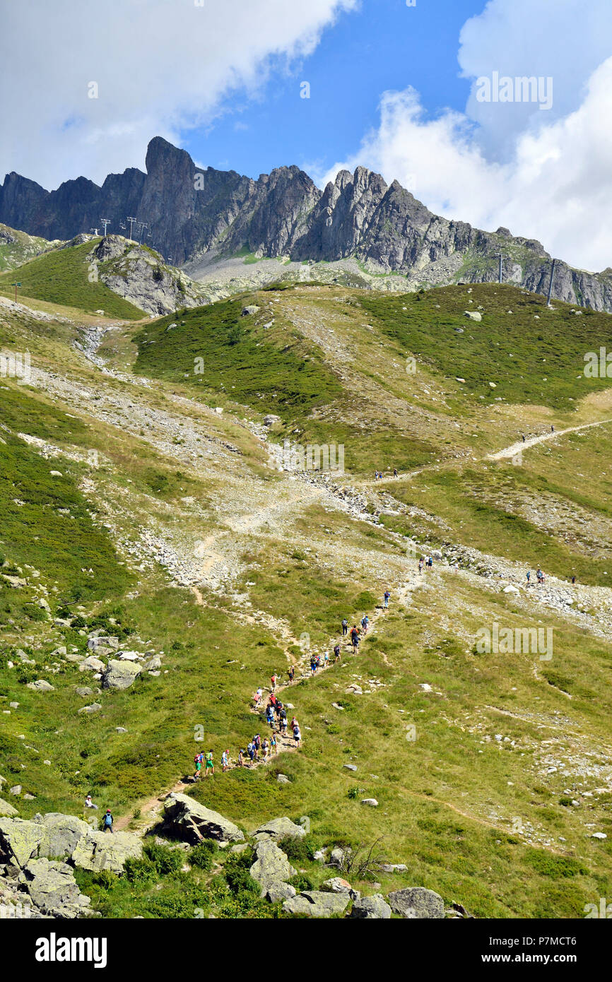 Francia, Haute Savoie, Chamonix Mont Blanc, escursione verso il Lac Blanc (lago bianco) (2352m) nella riserva naturelle nationale des Aiguilles Rouges (Aiguilles Rouges riserva naturale nazionale) Foto Stock