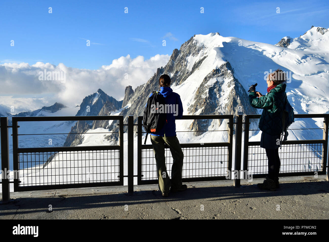 Francia, Haute Savoie, Chamonix Mont Blanc, terrazza dell'Aiguille du Midi (3848m) e la vista sul Mont Blanc (4810m) Foto Stock