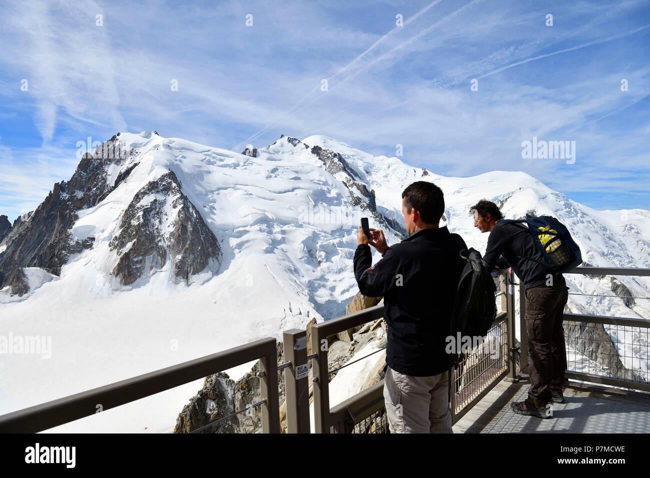 Francia, Haute Savoie, Chamonix Mont Blanc, terrazza dell'Aiguille du Midi (3848m), Mont Blanc gamma Foto Stock
