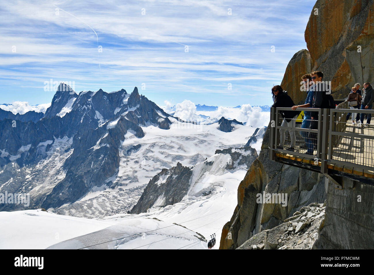 Francia, Haute Savoie, Chamonix Mont Blanc, terrazza dell'Aiguille du Midi (3848m), Mont Blanc gamma Foto Stock