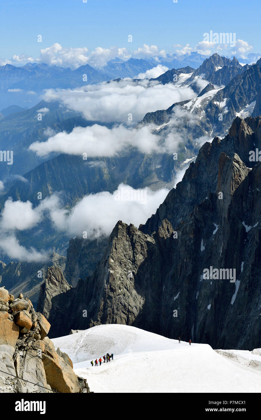 Francia, Haute Savoie, Chamonix Mont Blanc, alpinisti sulla cresta dell'Aiguille du Midi (3848m), gamma Mont-Blanc, la discesa della Vallée Blanche Foto Stock