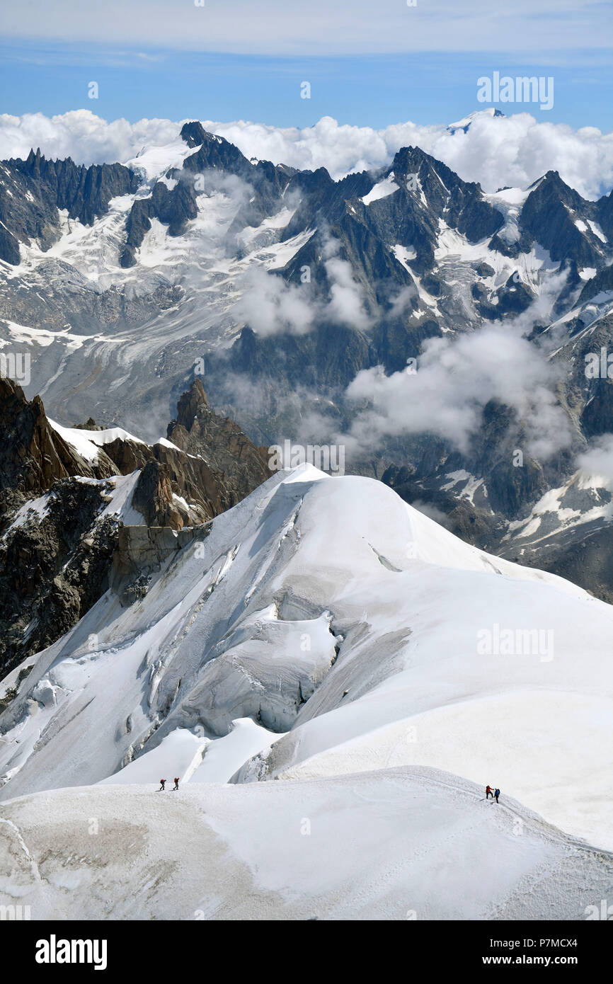 Francia, Haute Savoie, Chamonix Mont Blanc, alpinisti sulla cresta dell'Aiguille du Midi (3848m), gamma Mont-Blanc, la discesa della Vallée Blanche Foto Stock