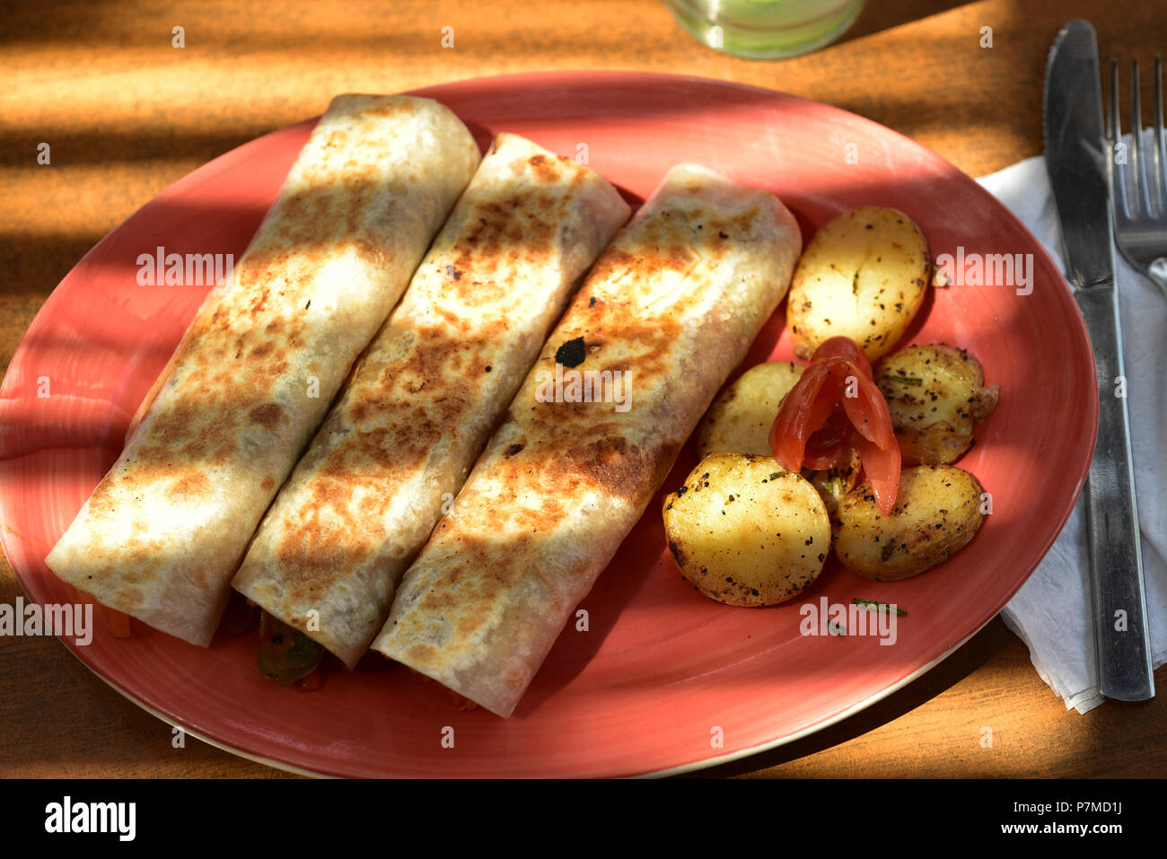 Vegano burrito di fagioli e patate fritte ristorante piatto di cibo Baja, Messico Foto Stock