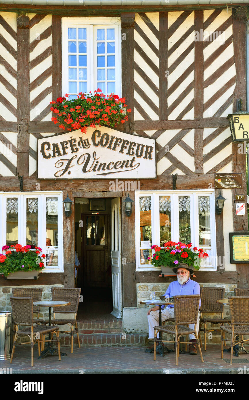 Francia, Calvados, Pays d'Auge, Beuvron-en-Auge, etichettati Les Plus Beaux Villages de France (i più bei villaggi di Francia), il Cafe du Coiffeur Foto Stock