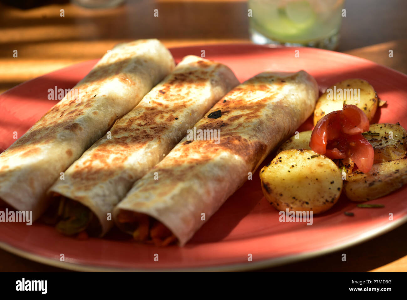 Vegano burrito di fagioli e patate fritte ristorante piatto di cibo Baja, Messico Foto Stock