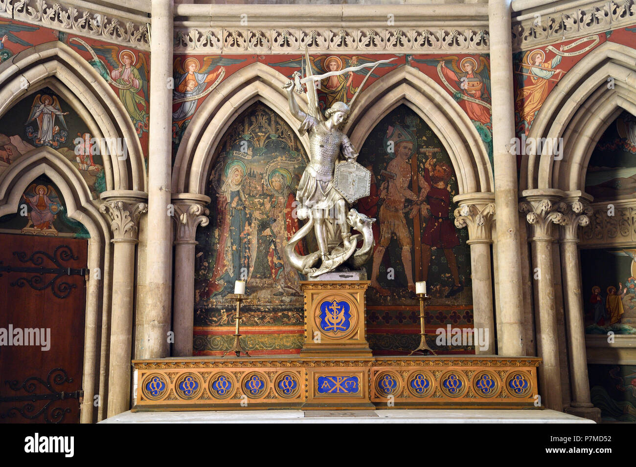 Francia, Calvados, Bayeux, la cattedrale di Notre Dame, datata XI al XV secolo, la cappella di St Michel e San Biagio, statua di Saint Michel che uccide il drago Foto Stock