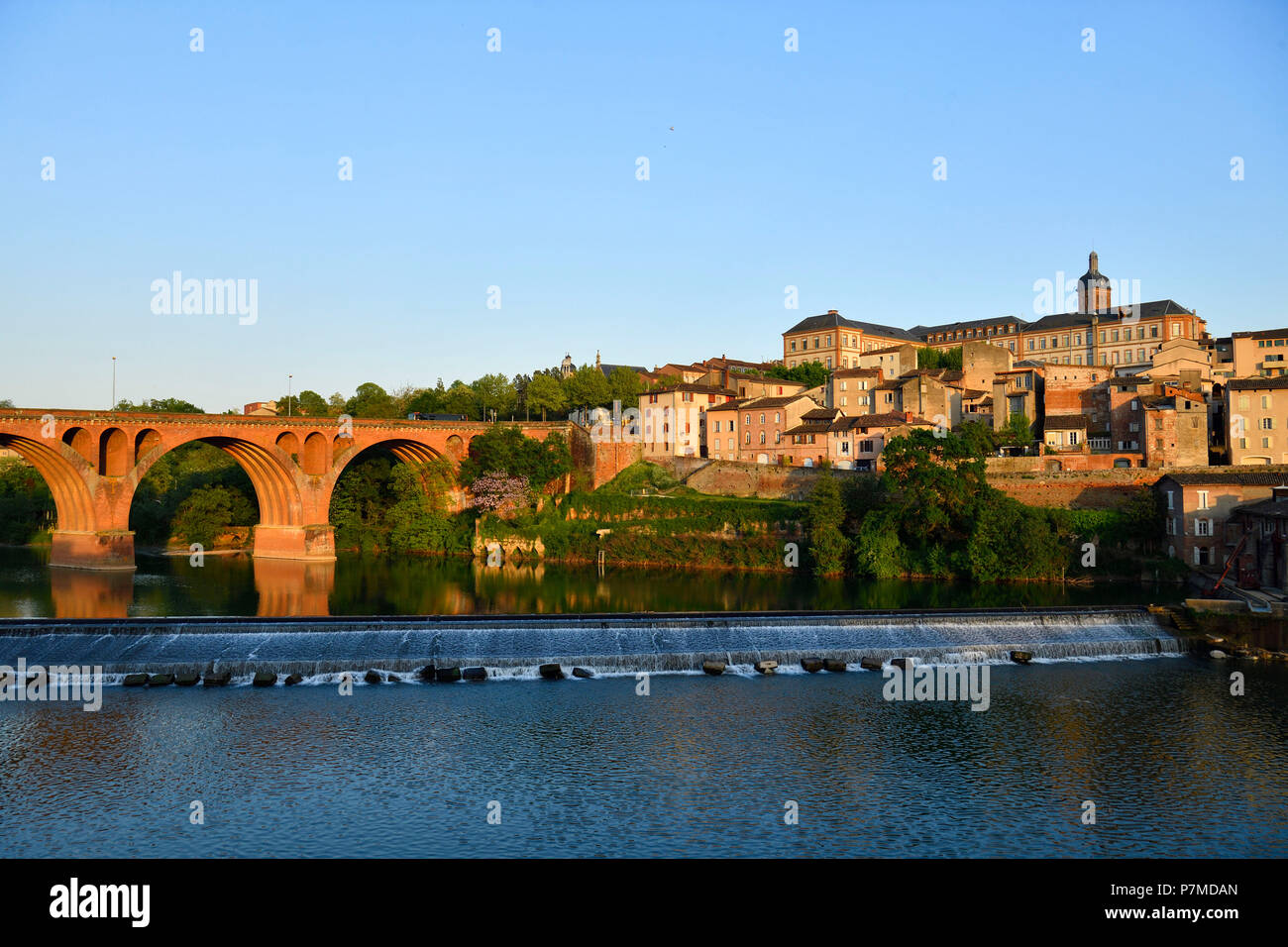 Francia, Tarn, Albi, la città episcopale, classificato come patrimonio mondiale dall UNESCO, rive del fiume Tarn con 22 agosto 1944 bridge Foto Stock