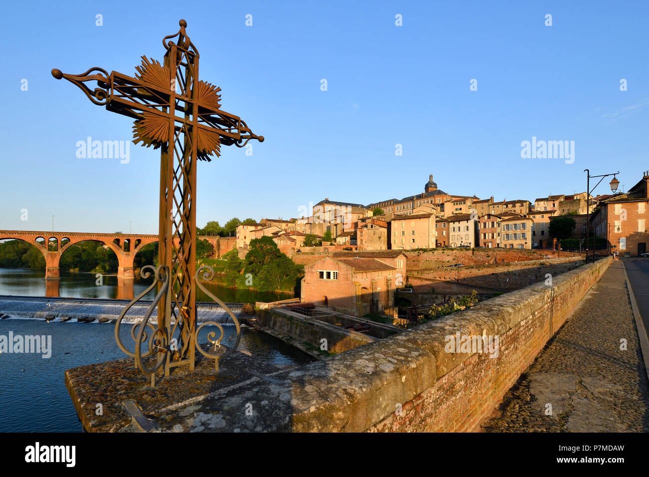 Francia, Tarn, Albi, la città episcopale, classificato come patrimonio mondiale dall UNESCO, il vecchio ponte del XI secolo Foto Stock