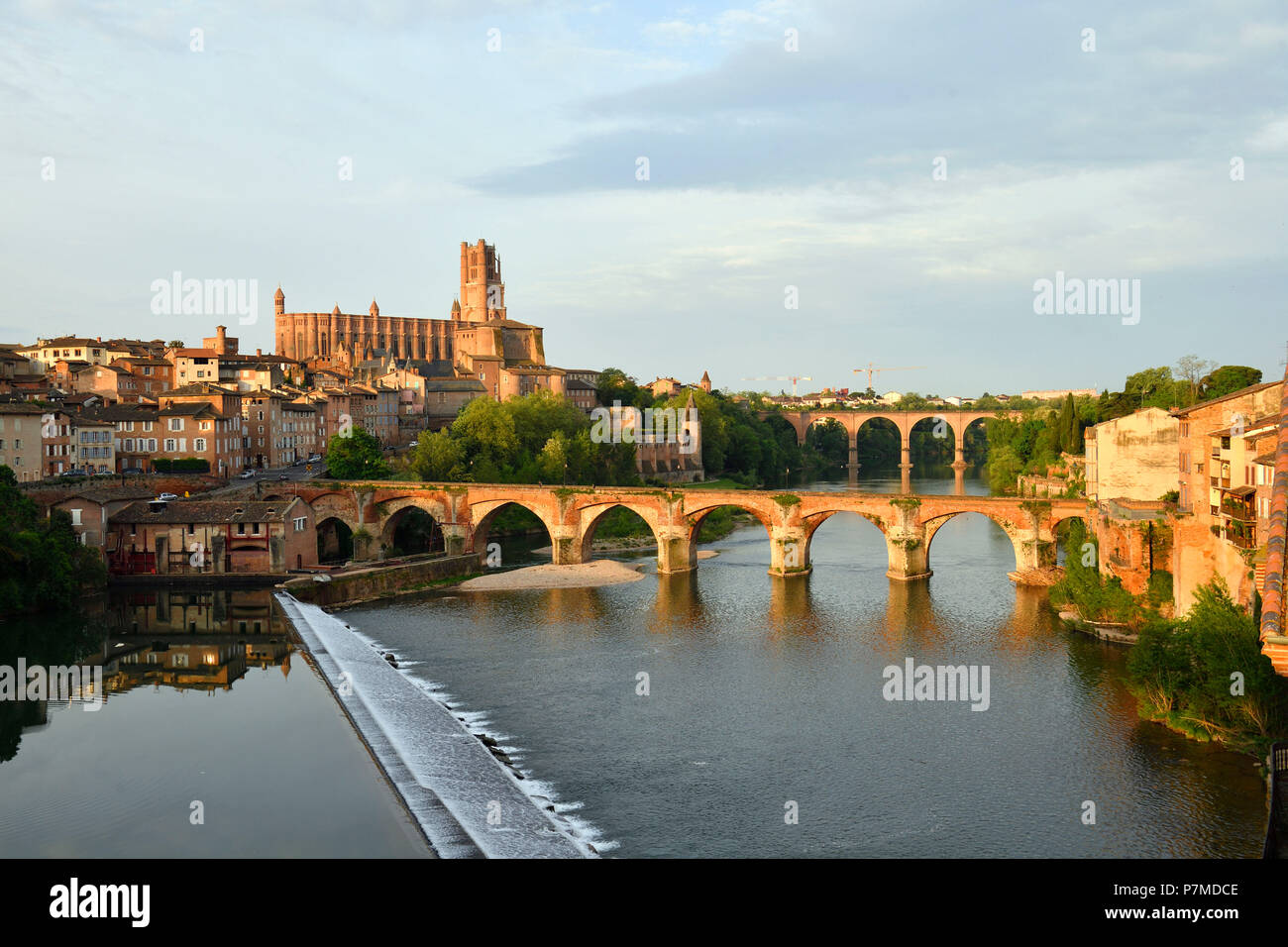 Francia, Tarn, Albi, la città episcopale, classificato come patrimonio mondiale dall UNESCO, il vecchio ponte del XI secolo e la Ste Cecile cattedrale Foto Stock